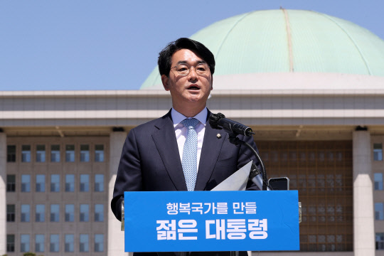 박용진 민주당 의원이 지난 9일 국회 잔디광장에서 제20대 대통령 선거 출마를 공식적으로 선언하고 있다. 연합뉴스